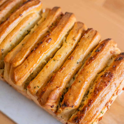Garlic Herb Pull-apart Bread (vegan)