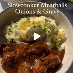 Slowcooker Beef Meatballs, Onions &amp; Gravy
