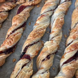 Bladerdeegstengel Met Prosciutto En Zwarte-olijventapenade