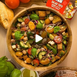 Letní Fresh Salát S Pečenými Krutony A Bílými Fazolemi