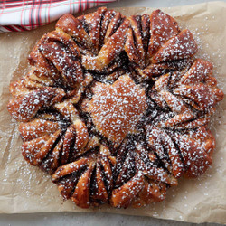Sourdough Discard Nutella Star Bread