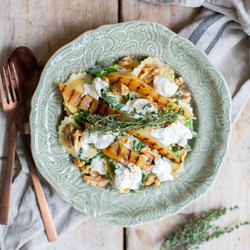 Ravioli Pastasalade Met Gegrilde Peer, Burrata En Een Honing Tijmsausje