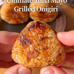 Onigiri grillés au thon et à la mayonnaise