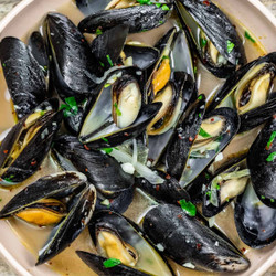 Steamed Mussels In Garlicky White Wine Broth
