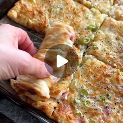 Herzhafter Ofenpfannkuchen Mit Schinken, Lauchzwiebeln Und Mozzarella