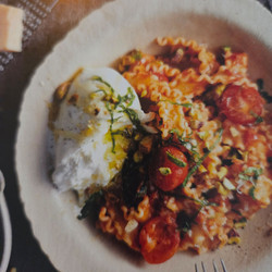 Tomatensaus met mafaldine en burrata