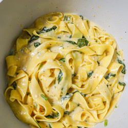 One Pot Creamy Garlic Butter Spinach Pasta
