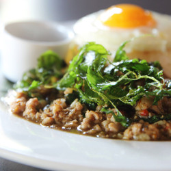 Pad Krapow: Dit Thaise Gerecht Is Vliegensvlug Klaar - Culy