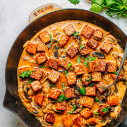 Tempeh ai funghi con crema di cocco