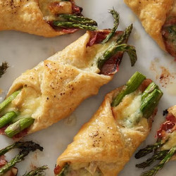 Brie, Asparagus, &amp; Prosciutto Bundles