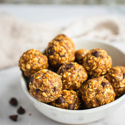Peanut Butter Oatmeal Balls {4 Ingredients}