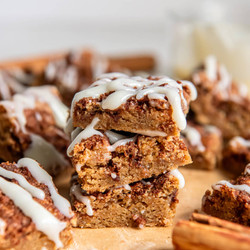 Cinnamon Roll Blondies
