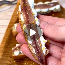 Tosta De Anchoas Y Ricotta