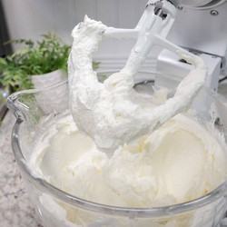 Wedding Cake Buttercream Frosting (great For Cupcakes Too)
