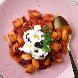 Gnocchi Met Burrata, Rode Ui En Crispy Chiliolie