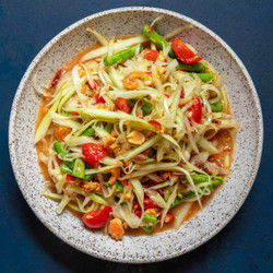 Som Tam Thai (central Thai-style Green Papaya Salad)