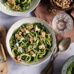 Courgette Spaghetti Met Kip En Pesto