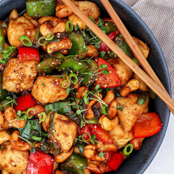 Asiatisk Stir Fry Med Kylling, Grønt Og Cashewnødder