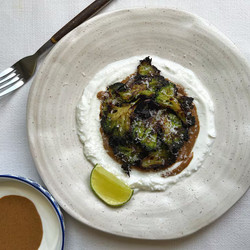 Brócoli Asado Crujiente Con Parmesano Y Yogur