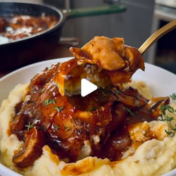 Skillet Chicken Thighs With Mushroom Gravy