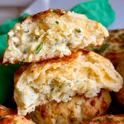 Easy Cheddar Bay Biscuits (4 Ingredients)