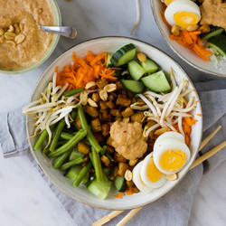 Gado Gado Salade Met Bloemkoolrijst, Tempeh En Pindadressing