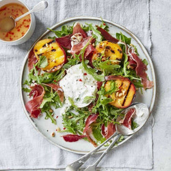Salade Gegrilde Perzik Met Burrata En Serranoham