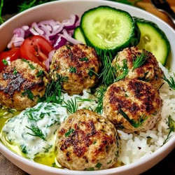 Griekse Gehaktballenkom Met Tzatziki, Rijst En Verse Groenten