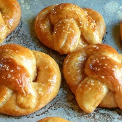 Copycat Recipe Auntie Anne's Pretzels With Cheddar Dipping Sauce