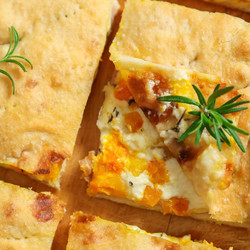 Focaccia schiacciata con zucca, prosciutto cotto, e formaggi
