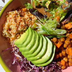 Crispy Chickpea Bowl With Creamy Chili Dressing