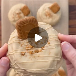 Biscoff-filled White Chocolate Cookies