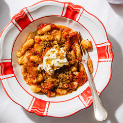 Roasted tomato pasta sauce with crumb topping