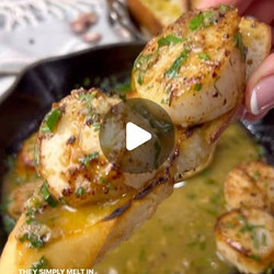 Lemon Butter Scallops With Garlic Crostini