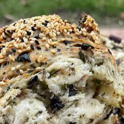 Hellimli Zeytinli Kıbrıs Çöreği (haloumi &amp; Black Olive Cypriot Seeded Loaf)
