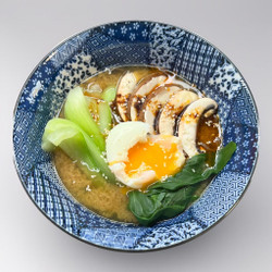 Vegetarisches Miso-Ramen mit Ei, Pak Choi und Champignons