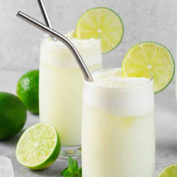 Honig-Limetten-Gin-Milch Cocktail