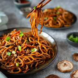 Chow Mein (recette Facile De Nouilles Sautées Aux Légumes)