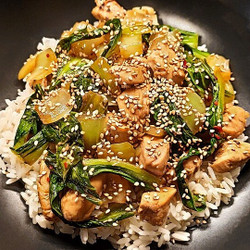 Hähnchen Mit Pak Choi Und Sesam In Teriyaki Whiskey Sauce