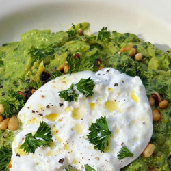 Orzo Met Spinazie-feta Pesto, Burrata, Geroosterde Pijnboompitten &amp; Crispy Chili Olie