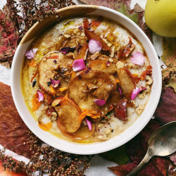Cardamom Vanilla Oat Porridge With Roasted Apples