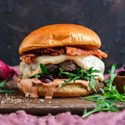 Burger Mit Camembert, Zwiebelconfit Und Rucola