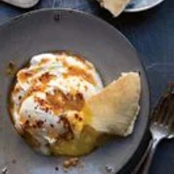 Turkish Poached Eggs In Yogurt (cilbir)