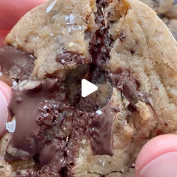 Thick And Chewy Chocolate Chunk Cookies