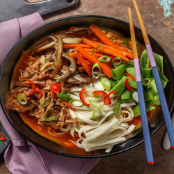 Japansk Pulled Pork-ramen Med Udonnudlar Och Ostronskivling