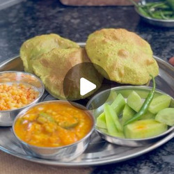 Tari Waale Tamatar Aloo, Dahi Boondi Raita, Palak Ki Poori And Salad