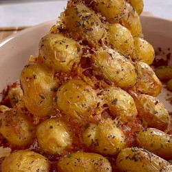 Crispy Garlic Parmesan Crusted Potatoes
