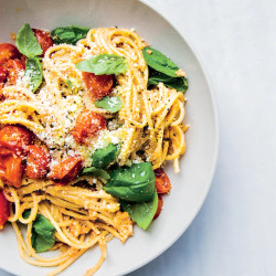 Spaghetti With Tomato And Walnut Pesto