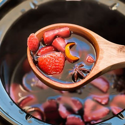 Slow Cooker Strawberry Mulled Wine