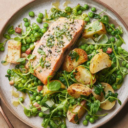 Salmon fillets with wild garlic, peas &amp; leeks
